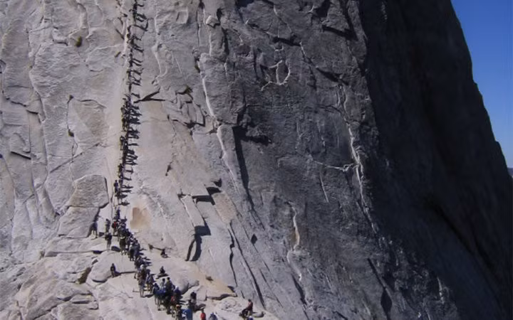 Tuyến cáp lên núi Half Dome, bang California (Mỹ): Để chạm tới đỉnh núi biểu tượng của thung lũng Yosemite, bạn phải vượt qua con đường dốc một chiều dài hơn 11 km, đặc biệt là đoạn trèo trên mặt đá thẳng đứng dài khoảng 122 m bằng dây cáp.