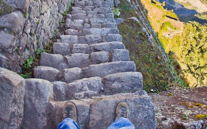 Cầu thang Inca (Peru): Tại Machu Picchu, những bậc thang hơn 500 tuổi của người Inca cao gần 183 m, làm bằng đá granite trên đỉnh núi Huayna Picchu, dẫn tới đền Mặt trăng, nơi có tầm nhìn ngoạn mục xuống di tích cổ. Mỗi sáng chỉ có 400 du khách tới đầu tiên được leo lên. Một đường dây bằng kim loại được bố trí phòng trường hợp bất trắc, bởi một bên là vực thẳm rơi xuống sông Urubamba.