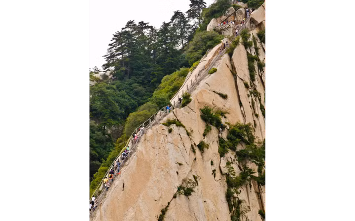 Núi Hoa Sơn (Trung Quốc): Hiện chưa rõ số bậc thang chính xác xây trên ngọn núi linh thiêng của Đạo giáo này. Có lẽ những người chinh phục không thể đếm nổi do bị chóng mặt và cảm thấy lo sợ. Lối đi khá hẹp và chỉ có một sợi dây để bám vào. Trên đỉnh núi Hoa Sơn là một bàn trà cùng phong cảnh ngoạn mục đón những người can đảm.