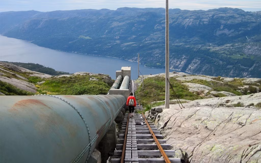 Nhà máy năng lượng Florli (Nauy): Những bậc thang tại đây là điểm khởi đầu cho chuyến đi bộ tuyệt nhất quanh thị trấn Lysefjord. Có tổng cộng 4.444 bậc thang, cao khoảng 740 m. Đây cũng là chiếc cầu thang dài nhất thế giới làm hoàn toàn bằng gỗ.