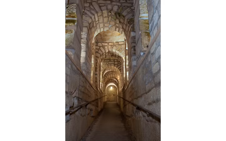 Hầm mộ Paris (Pháp): Đường hầm đầy ma quái dài gần 2 km, chứa những bộ xương của 6 triệu người Paris được chuyển tới vào thế kỷ 18. Bên cạnh đó, du khách còn phải đi qua 130 bậc thang chật hẹp hình xoắn ốc để tới khu hầm tối tăm này.