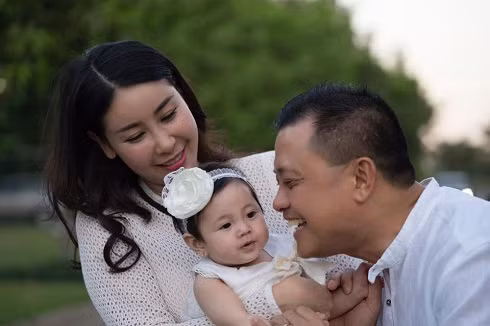 Vợ chồng Hà Kiều Anh hạnh phúc bên cô công chúa út. Hoa hậu cho hay, cô luôn ao ước có con gái nhưng việc mang thai lần 3 là việc nằm ngoài dự kiến, nhất là khi cô đã bước sang tuổi 39. "Từ khi con ra đời, tôi thích ngắm con, làm điệu cho con như búp bê" - người đẹp sinh năm 1976 nói.