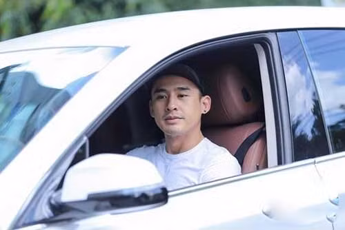 Lương Thế Thành chia sẻ, trong nhà vợ là tay hòm chìa khóa. Ngay từ khi mới yêu nhau, anh đã đưa tiền cho Thúy Diễm giữ. Anh tin tưởng vợ vì cô là người đảm đang, biết tính toán và chi tiêu hợp lý. Dù vậy, trước khi làm việc gì, Thúy Diễm đều hỏi ý kiến chồng. "Tay hòm chìa khóa không có nghĩa là không có sự tôn trọng chồng. Giữa chúng tôi luôn có sự bàn bạc trước mỗi quyết định". Lương Thế Thành cho biết.