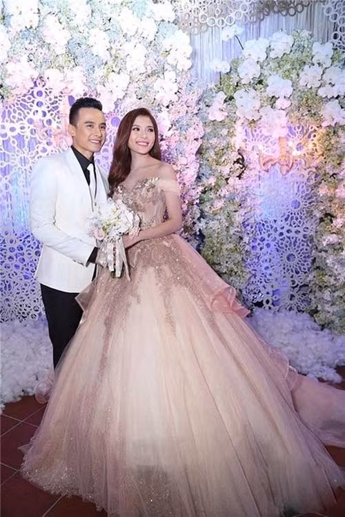 Riêng tiền váy cưới đã ngót nghét 700 triệu.