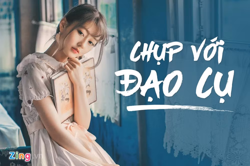Cuốn sách, chiếc ô, cốc cà phê... đều có thể trở thành đạo cụ cho một bức ảnh đẹp.