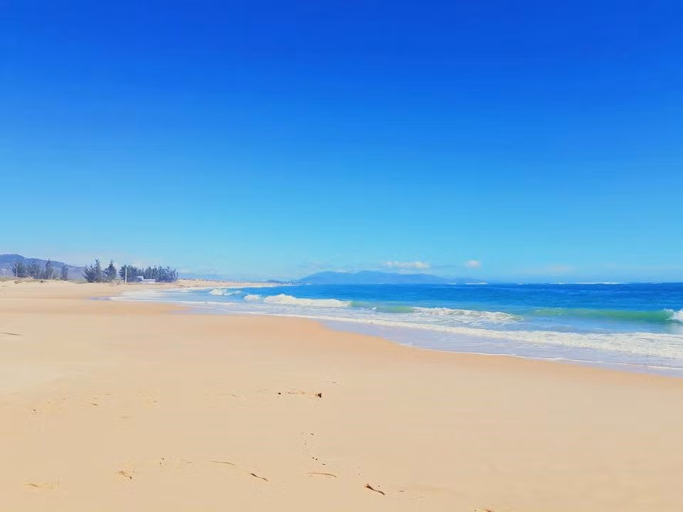 Khung cảnh hiện lên đẹp đến mê mị với biển xanh, những cồn cát trắng và ghềnh đá nhấp nhô.