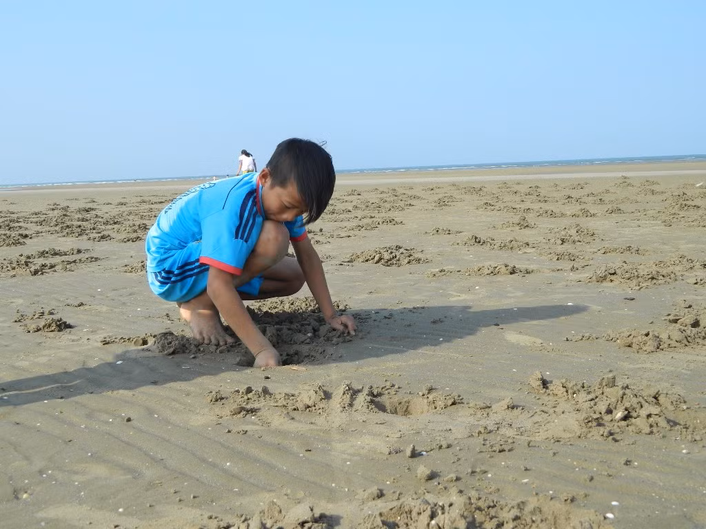 Can canh nghe dam minh trong song nuoc, di 