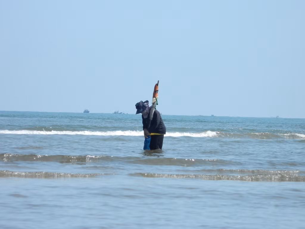 Can canh nghe dam minh trong song nuoc, di 