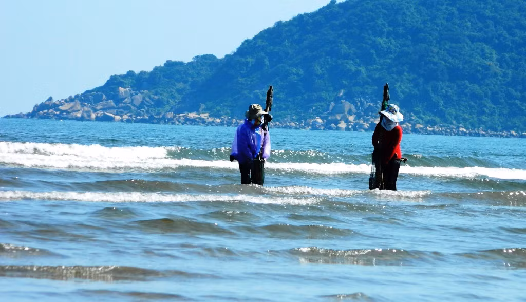 Can canh nghe dam minh trong song nuoc, di 