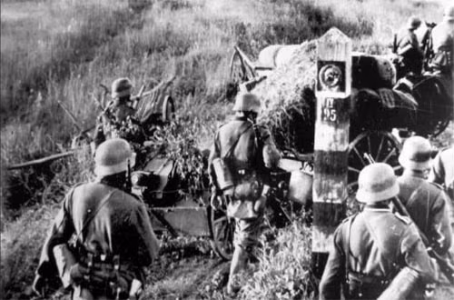 Dau bep Lien Xo khuat phuc xe tang Duc voi mot chiec riu-Hinh-2