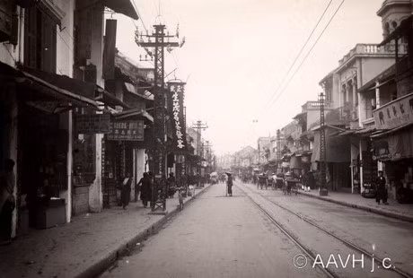 Phố Hàng Đường năm 1931 với hàng cột điện bằng sắt trên vỉa hè để cung cấp điện cho các đoàn tàu điện chạy giữa lòng phố. Ảnh: Aavh.org