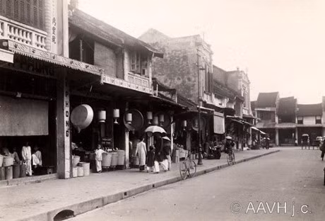 Phố Hàng Đường năm 1931 với hàng cột điện bằng sắt trên vỉa hè để cung cấp điện cho các đoàn tàu điện chạy giữa lòng phố. Ảnh: Aavh.org