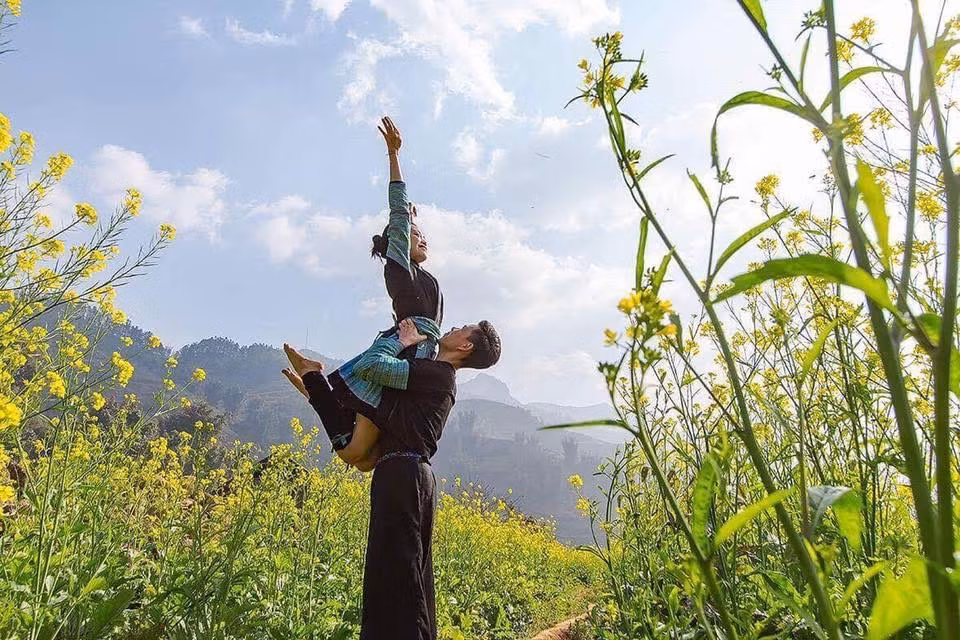 Hoa cải vàng rực rỡ trước nắng xuân đem đến cho du khách những bức ảnh đẹp tuyệt vời.