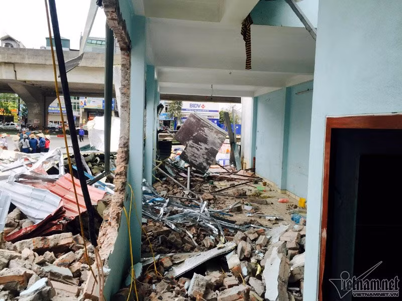 Trong số hàng chục ngôi nhà, có nhiều nhà được xây kiên cố tới 2 tầng từ cách đây nhiều năm.