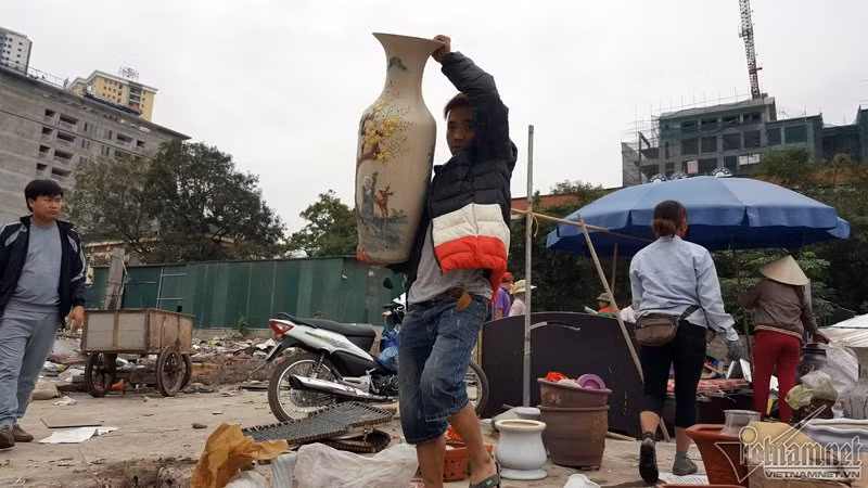 Người thu mua phế liệu, khuân vác được thuê để dọn dẹp