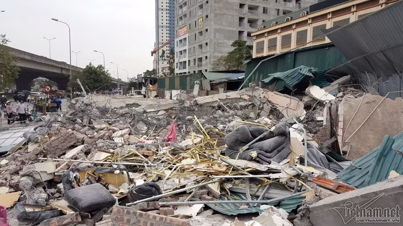 Anh Vũ Hiệp (31 tuổi, chủ một nhà bị tháo dỡ) cho biết: Khu đất của gia đình thuộc đất nông nghiệp, được anh mua cách đây 2 năm rộng 60m2 với giá 10 triệu đồng/m2. Được chính quyền đồng ý nên gia đình anh mới xây dựng tạm ngôi nhà để bán hàng. Ngày 25/3, các hộ dân ở đây nhận được thông báo của UBND xã Thanh Liệt phải tháo dỡ toàn bộ công trình.