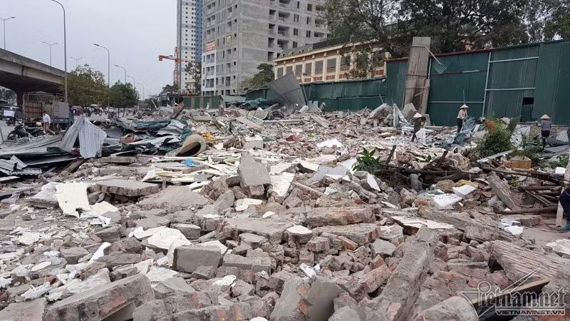 Đến nay, các công trình đã được tháo dỡ hết, tuy nhiên gạch đá chưa được thu dọn tạo nên cảnh tượng ngổn ngang.