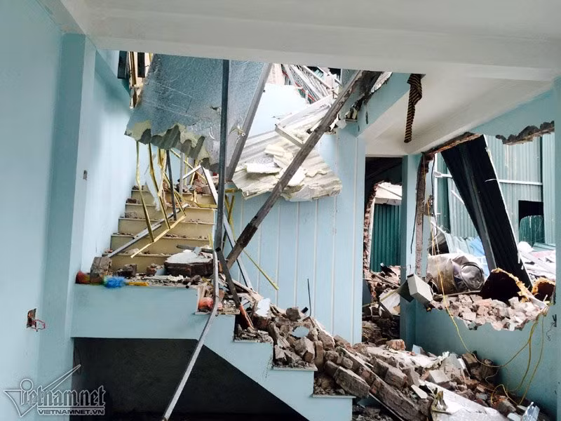 Khu vực này có gần 20 công trình xây trái phép, phần lớn các ngôi nhà xây bằng tường gạch, lợp mái tôn gồm 2 gara ô tô, 3 tiệm sửa xe máy, nhiều nhà hàng, quán cơm, cửa hàng sơn, nội thất...