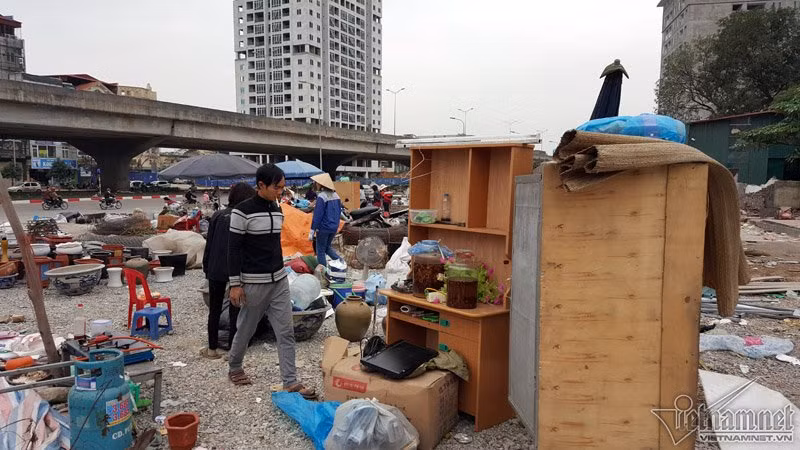 Các hộ tranh thủ thu dọn đồ đạc, tài sản còn lại.