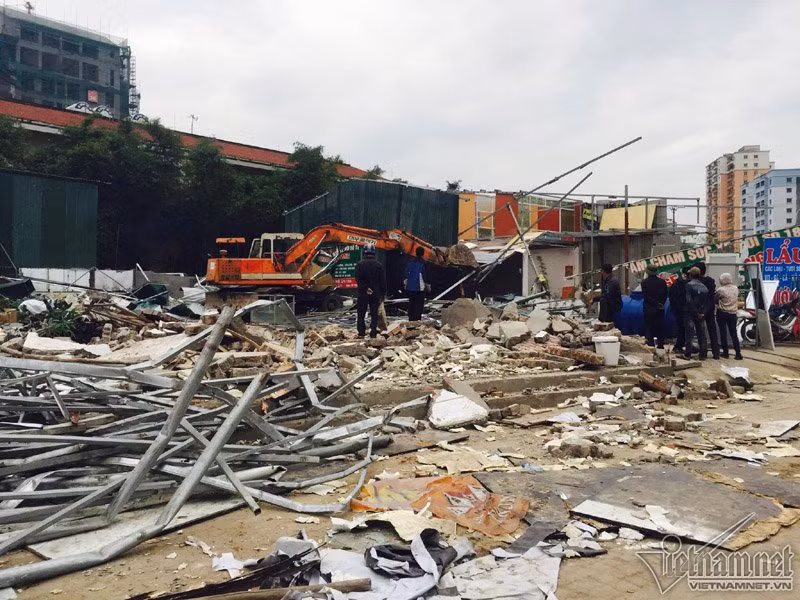Máy cẩu, máy xúc được huy động để phá dỡ hàng chục nhà hàng, gara ô tô, quán bia...