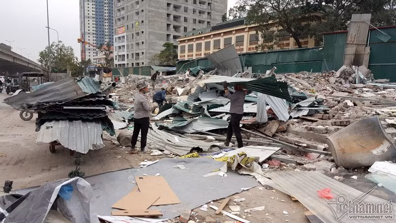 Hàng trăm tấm tôn lợp ở các ngôi nhà lấn chiếm tập kết thành đống lớn.