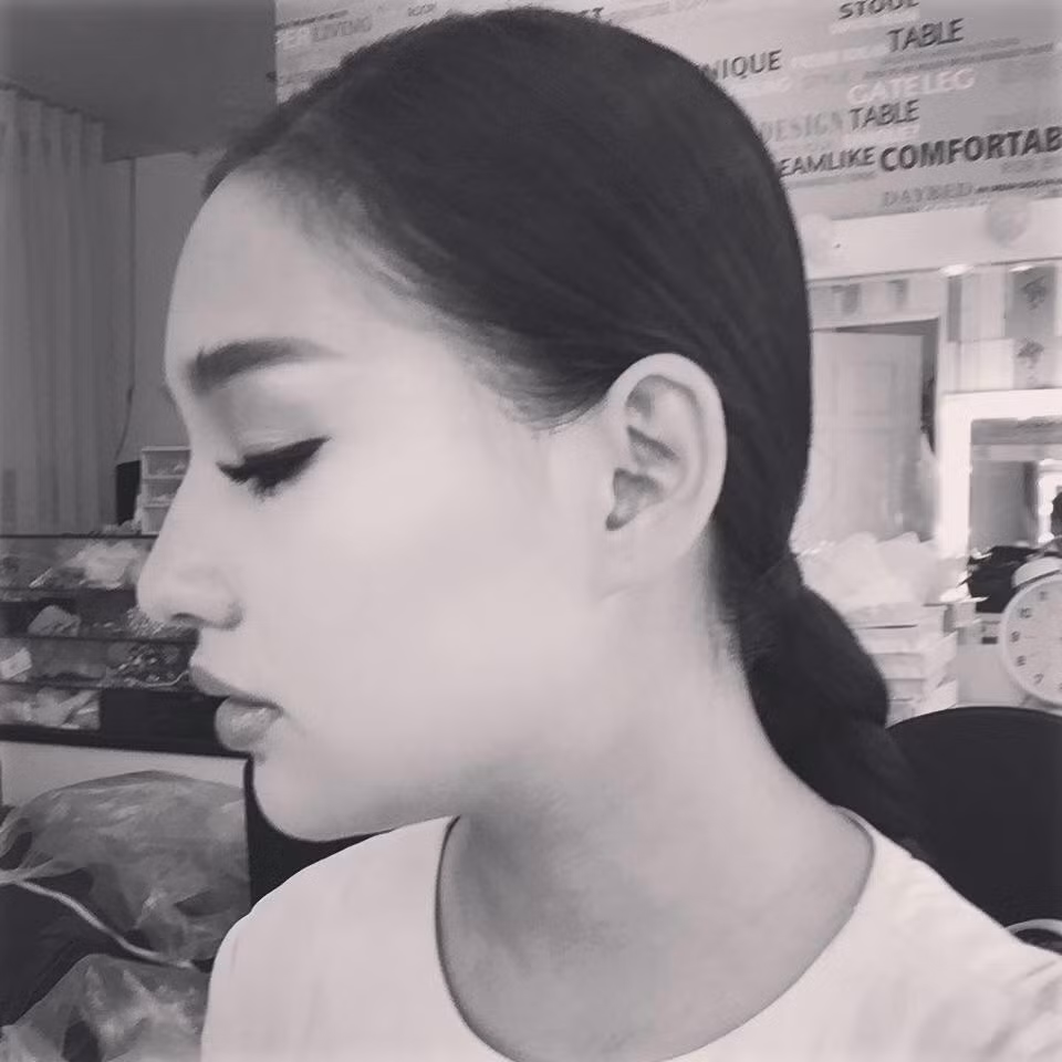 Không cần hở cũng cảm thấy xinh đẹp, dịu dàng.