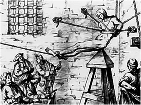 Khối đồng hình kim tự tháp Phạm nhân sẽ không được mặc bất cứ thứ gì trên người và ngồi lên khối đồng hình kim tự tháp sắc nhọn. Sau đó, họ bị kéo xuống bằng các dây thừng. Họ không để phạm nhân chết ngay lập tức mà hành hình trong một thời gian dài để khối đồng đâm sâu và khiến họ đau đớn dai dẳng. Dụng cụ hành hình ít khi được cọ rửa, do đó, nếu phạm nhân không chết vì vết thương quá sâu, mất nhiều máu thì cũng sẽ bị nhiễm trùng mà chết những ngày sau đó.