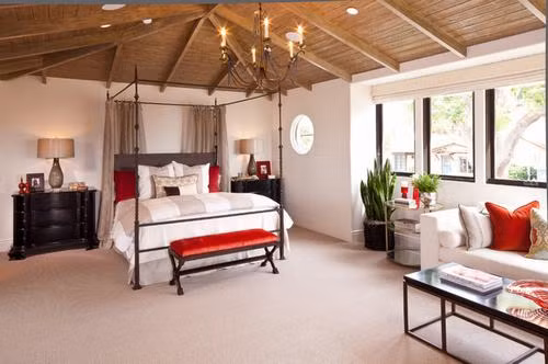 Đặt những chậu cây nhỏ ở góc phòng hay cạnh cửa sổ là những vị trí lý tưởng trong phòng ngủ. Bạn cần chú ý kết hợp màu sắc của đồ nội thất trong phòng ngủ như giường ngủ, đèn, bàn ghế cùng màu sơn tường và trần nhà để tạo điểm nhấn thú vị và độc đáo hơn cho căn phòng.