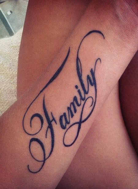 5.Xăm câu trích dẫn Có hàng triệu câu trích dẫn trên thế giới, và chúng luôn là nguồn cảm hứng của rất nhiều người khi quyết định tậu một hình xăm. Và vì mỗi hình xăm trích dẫn là một câu chuyện đời riêng của mỗi người, nên các hình xăm này có thể được sử dụng để gợi nhớ về quá khứ của một ai đó, giúp họ nhìn về tương lại phía trước, hoặc mô tả chính bản thân họ, suy nghĩ và phương châm sống của mỗi cá nhân.