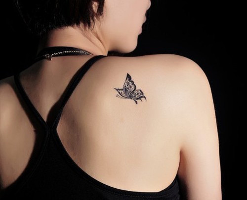 7.Xăm hình bướm Sẽ có rất nhiều người khuyên rằng bạn nên chọn cho mình một hình xăm bươm bướm. Nếu tìm hiểu kĩ, bạn sẽ thấy đây là một hình xăm mang nhiều ý nghĩa tâm linh khá tích cực. Quan niệm xưa tin rằng, loài bướm chính là “chiếc tàu” để đưa những linh hồn trở về Thiên Đàng, và đưa những linh hồn từ trên trời xuống đầu thai vào mỗi kiếp người. Một hình xăm bươm bướm còn thể hiện một tình cảm sâu sắc luôn tồn tạị. Nhiều người đã chọn hình xăm này để tưởng nhớ đến một người phụ nữ đặc biệt nhất cuộc đời họ đã qua đời.