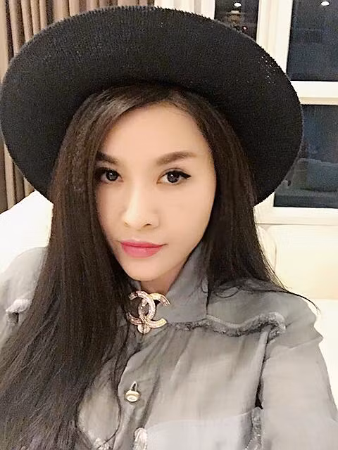 Xuất thân là người mẫu, sau đó Quế Vân lấn sân sang lĩnh vực ca hát. Mặc dù khởi nghiệp trong làng giải trí nhưng những sản phẩm âm nhạc của cô chưa được nhiều người biết đến nhiều. Ngược lại, nhắc đến Quế Vân, người ta nhắc đến hàng loạt những scandal, thị phi như đánh người.