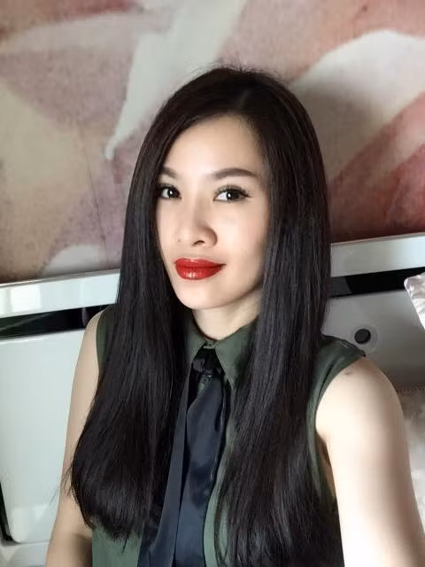 Chuyện tình cảm của Quế Vân và Trường Giang chỉ bắt nguồn từ đoạn clip ghi lại cảnh cô và danh hài xứ Quảng tay trong tay tình tứ vào ngày 12/2 vừa qua kèm những hình ảnh chụp lại từ những đoạn tin nhắn qua lại khiến người hâm mộ tò mò.