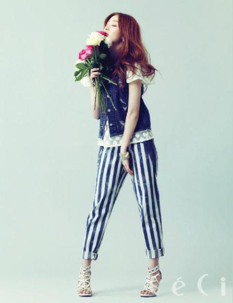 Hoặc xắn gấu quần để tạo khoảng hở tự nhiên cho đôi chân "dài giả".