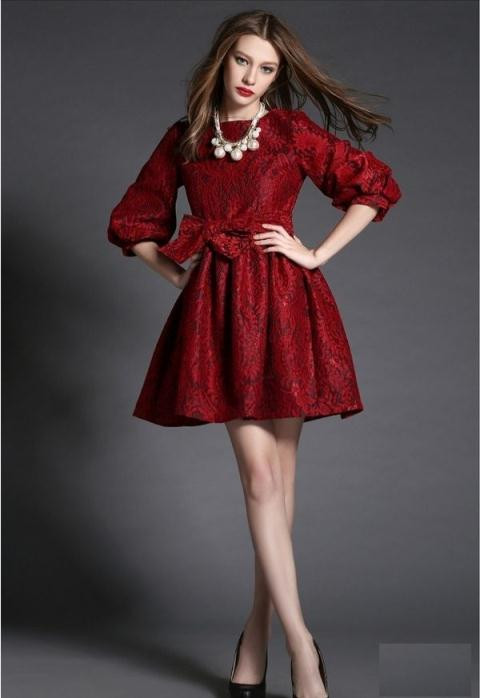 Chọn màu đỏ rực rỡ thêm chiếc vòng cổ làm điểm nhấn cho trang phục.