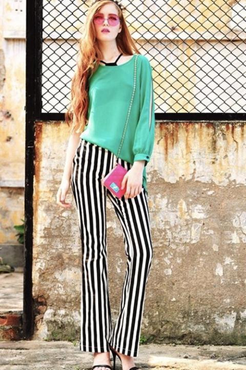 3. Màu tối và hoạ tiết kẻ sọc Quần kẻ sọc cạp cao phối với giày cao gót là một cách hoàn hảo và thông minh để đánh lừa thị giác, giúp cơ thể bạn trông hoàn hảo hơn.