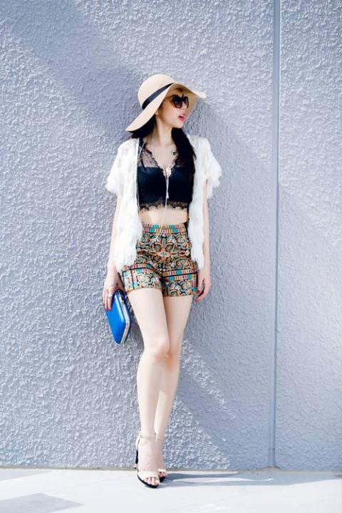 ... Đôi chân cùng làn da trắng nõn nuột nà.