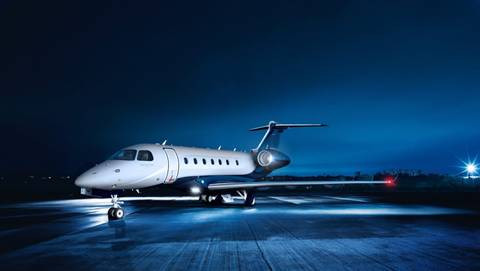 Ngôi sao Thành Long cũng là đại diện cho thương hiệu máy bay nói trên. Với Legacy 500, ngôi sao này được trải nghiệm nhiều dịch vụ khác biệt và cao cấp hơn. Legacy 500 có tầm bay tới 3.600 dặm, là dòng máy bay tư nhân mới nhất của Embraer Aerospace. Nó được trang bị động cơ Honeywell HTF75000E. Tốc độ của máy bay này có thể đạt tới 0,83 lần tốc độ âm thanh.