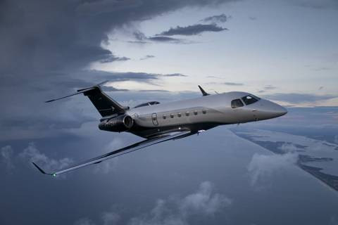 Nội thất bên trong là những vật liệu tốt nhất. Thiết kế không quá cầu kỳ, rất đơn giản nhưng vẫn sang trọng. Các thiết bị được điều khiển bằng màn hình cảm ứng hoặc hệ thống iPad/iPhone. Đặc biệt, máy bay có trang bị phòng tắm riêng. Ngoài ghế để hội họp còn có ghế sofa dài dùng như giường ngủ, hệ thống giải trí hiện đại.