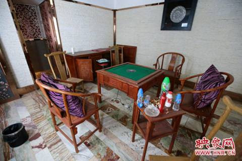 Một cựu phụ trách truyền thông của hộp đêm tiết lộ, số lượng gái mại dâm tại hộp đêm này có lúc lên đến 1000 sau đó giảm còn 500 người, thu nhập của gái mại dâm trung bình ở mức 100.000 nhân dân tệ/tháng.