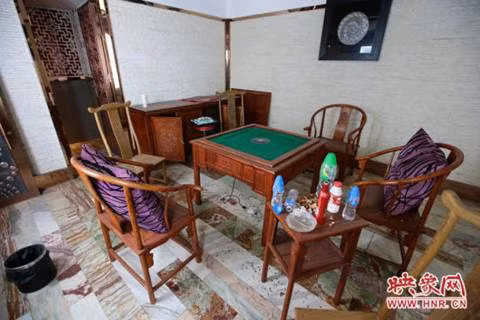 Một cựu phụ trách truyền thông của hộp đêm tiết lộ, số lượng gái mại dâm tại hộp đêm này có lúc lên đến 1000 sau đó giảm còn 500 người, thu nhập của gái mại dâm trung bình ở mức 100.000 nhân dân tệ/tháng.