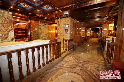 Từ thời điểm cơ quan chức năng phát hiện sự việc, hộp đêm bị đóng cửa. Mới đây, truyền thông của tỉnh Hà Nam (Trung Quốc) đã đăng tải hình ảnh bên trong hộp đêm sau hơn 2 năm đóng cửa.