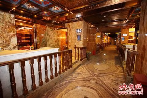 Từ thời điểm cơ quan chức năng phát hiện sự việc, hộp đêm bị đóng cửa. Mới đây, truyền thông của tỉnh Hà Nam (Trung Quốc) đã đăng tải hình ảnh bên trong hộp đêm sau hơn 2 năm đóng cửa.