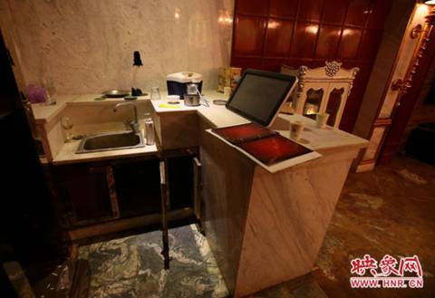 Câu lạc bộ ăn chơi này có 6 tầng với 150 phòng, phòng lớn nhất có thể chứa tới 100 người. Một khách hàng đã đến đây cho biết, ông đã từng chi tới 2 triệu nhân dân tệ để ăn chơi tại đây.