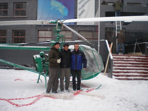 Ông Trần Quốc Hải bên chiếc máy bay thứ hai khi đang đưa đi triển lãm tại Mỹ. Theo ông Hải, chiếc máy bay này sau đó đã được ông bán cho đối tác đến từ Hàn Quốc. Còn chiếc máy bay đầu tiên có màu trắng, được ông bán cho một đối tác đến từ Mỹ.