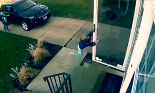 Tai nạn hi hữu: Em bé mở cửa bị gió cuốn bay Tai nan hi huu: Em be mo cua bi gio cuon bay