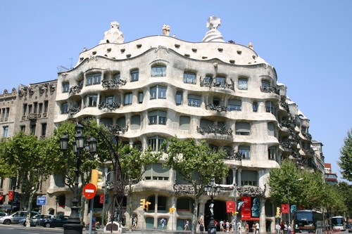 5. La Pedrera – Tây Ban Nha: Tòa nhà được thiết kế bởi kiến trúc sư Catalan Antoni. Đây là một thiết kế khá táo bạo với mặt tiền bằng đá nhấp nhô. Du khách có thể đi lên tầng trên cùng và ngắm nhìn thành phố này từ trên cao.