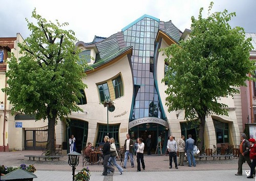 1.Nhà uốn vẹo – Ba Lan: Đây là một trung tâm mua sắm ở thành phố Sopot – Ba Lan. Nó được thiết kế bởi Szotyńscy &amp; Zaleski người đã được lấy cảm hứng từ các hình ảnh minh họa câu chuyện cổ tích và bản vẽ của Jan Marcin Szancer và Per Dahlberg để tạo ra tòa nhà đẹp này.