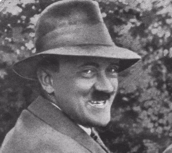 Hitler cấm bức ảnh này, trong đó gã đang nhe răng cười một cách ngờ nghệch. Ảnh: Deutschland Erwache.