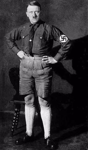 Trùm phát xít Hitler ghét cay ghét đắng các bức ảnh chụp y đi tất và mặc “quần ngố”, để lộ đầu gối trần. Ảnh: National Archives.