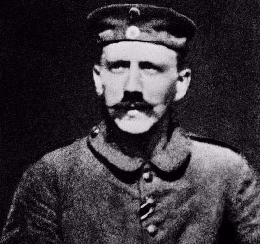 Hitler thời trẻ, khi là một hạ sĩ trong quân đội Đức. Ảnh: Alamy.
